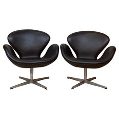 Arne Jacobsen Swan Chairs Fritz Hansen Pair Mod 3320 Black Leather 2006 Denmark