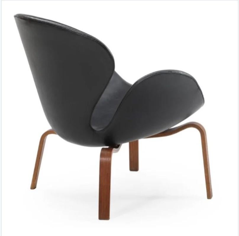 Scandinave moderne Arne Jacobsen Swan Lounge Chair #4325 en teck et cuir noir, Fritz Hansen années 60 en vente