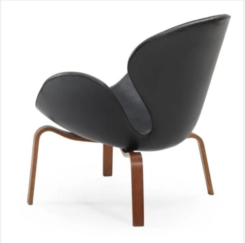 Scandinavian Modern Arne Jacobsen Swan Lounge Chair #4325 in Teak & Black leather, Fritz Hansen 60s For Sale