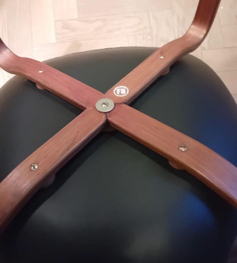Arne Jacobsen Swan Lounge Chair #4325 in Teak & Black leather, Fritz Hansen 60s In Good Condition For Sale In WIJCKEL, NL