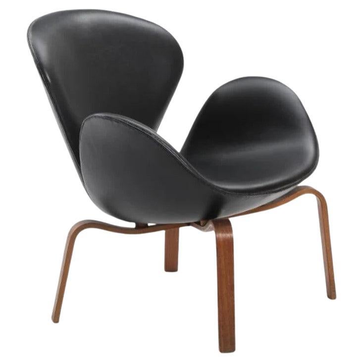 Arne Jacobsen Swan Lounge Chair #4325 in Teak & Black leather, Fritz Hansen 60s For Sale