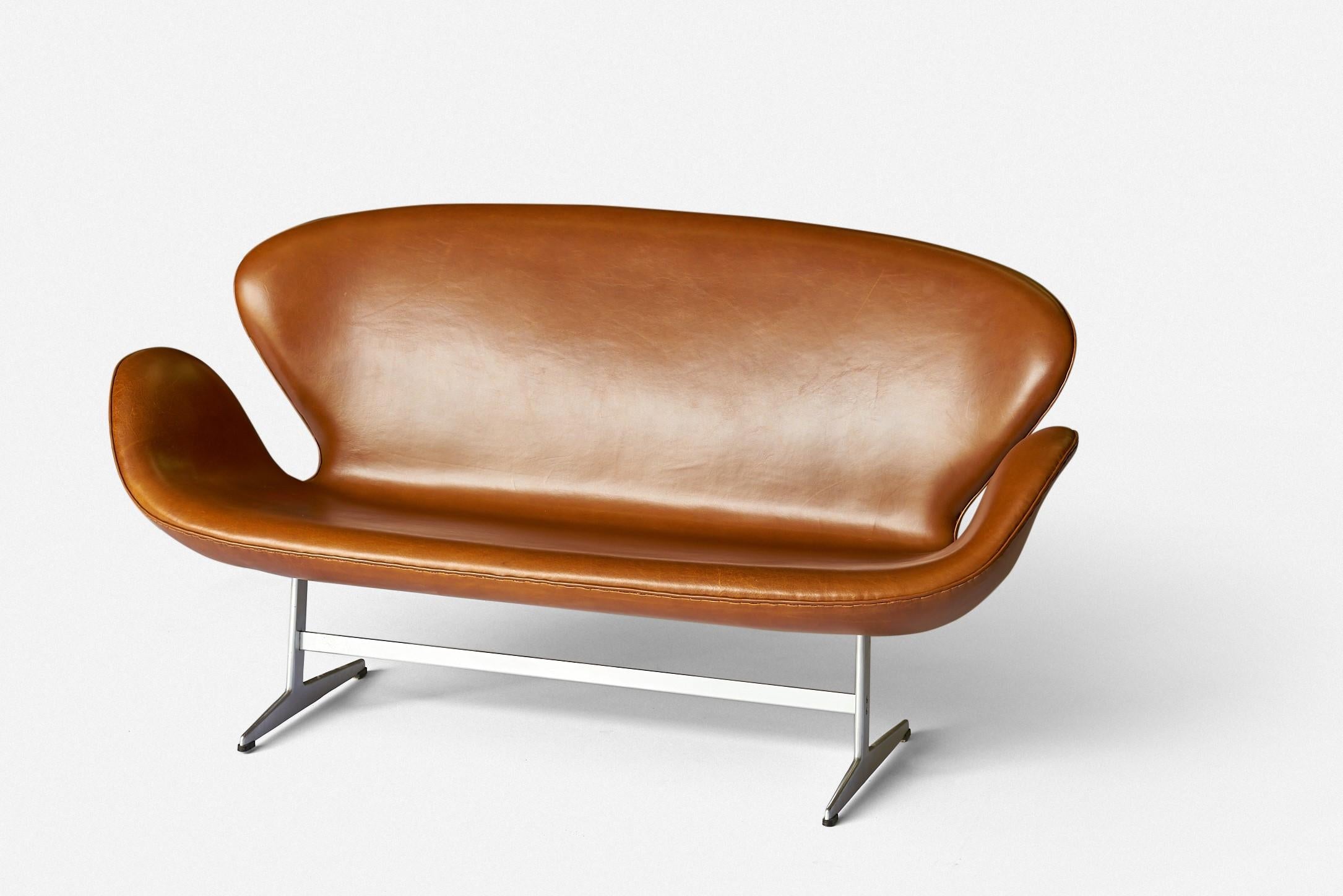 Arne Jacobsen
Swan settee, model 3321
Fritz Hansen
Denmark, 1958
leather, aluminum, plastic

Vintage Arne Jacobsen swan settee.
