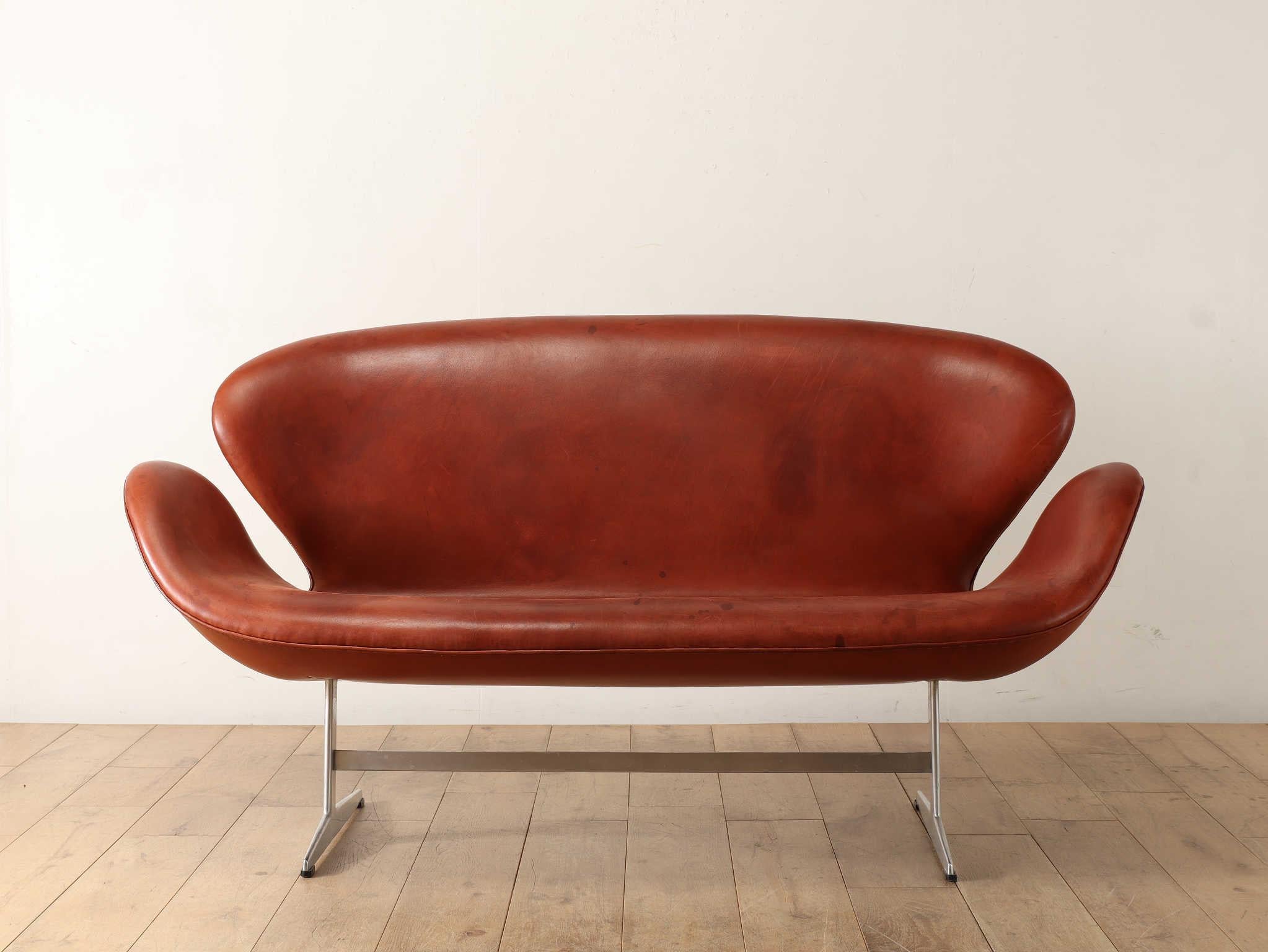 Modell FH3321 Schwanensofa von Fritz Hansen, entworfen von Arne Jacobsen für das SAS Royal Hotel in Kopenhagen im Jahr 1958.
Das innovative Design und die Form, die nur aus Linien besteht, vermitteln einen organischen und weichen Eindruck. Das Sofa