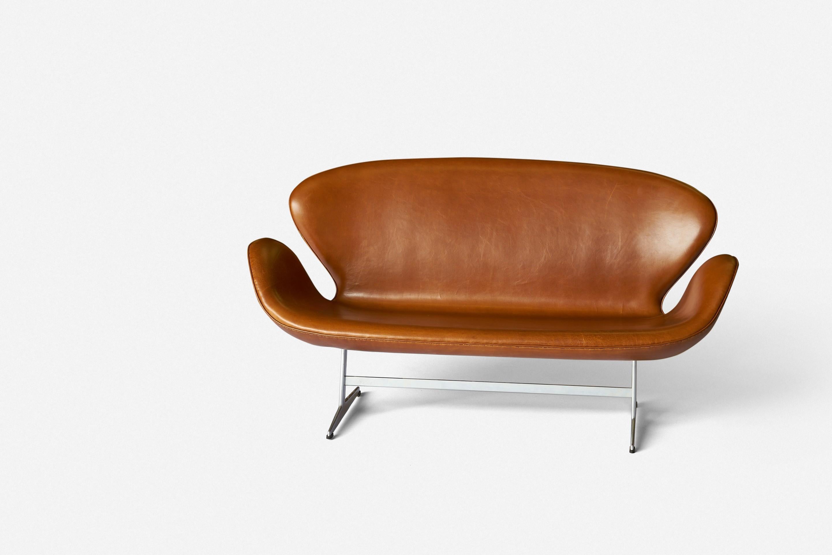 Leather Arne Jacobsen Swan Settee, Model 3321 Fritz Hansen For Sale