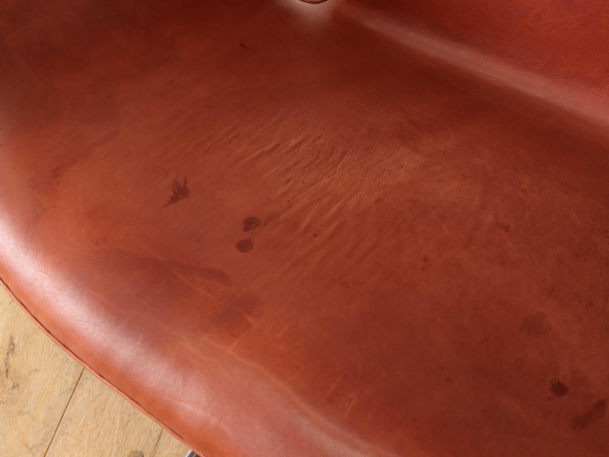 Arne Jacobsen Swan Settee, Model 3321 Fritz Hansen 2