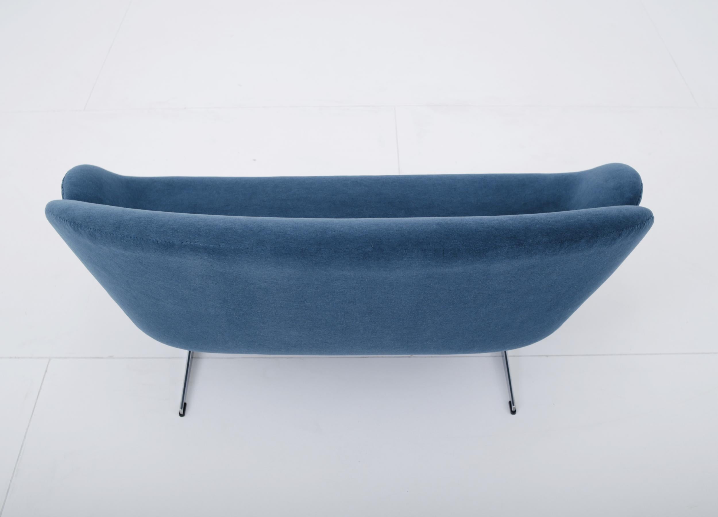 Arne Jacobsen Swan Sofa by Fritz Hansen 3