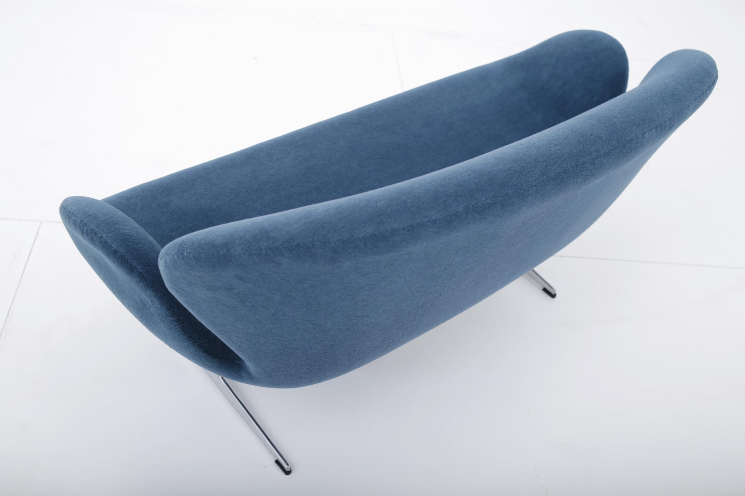 Arne Jacobsen Swan Sofa by Fritz Hansen 1