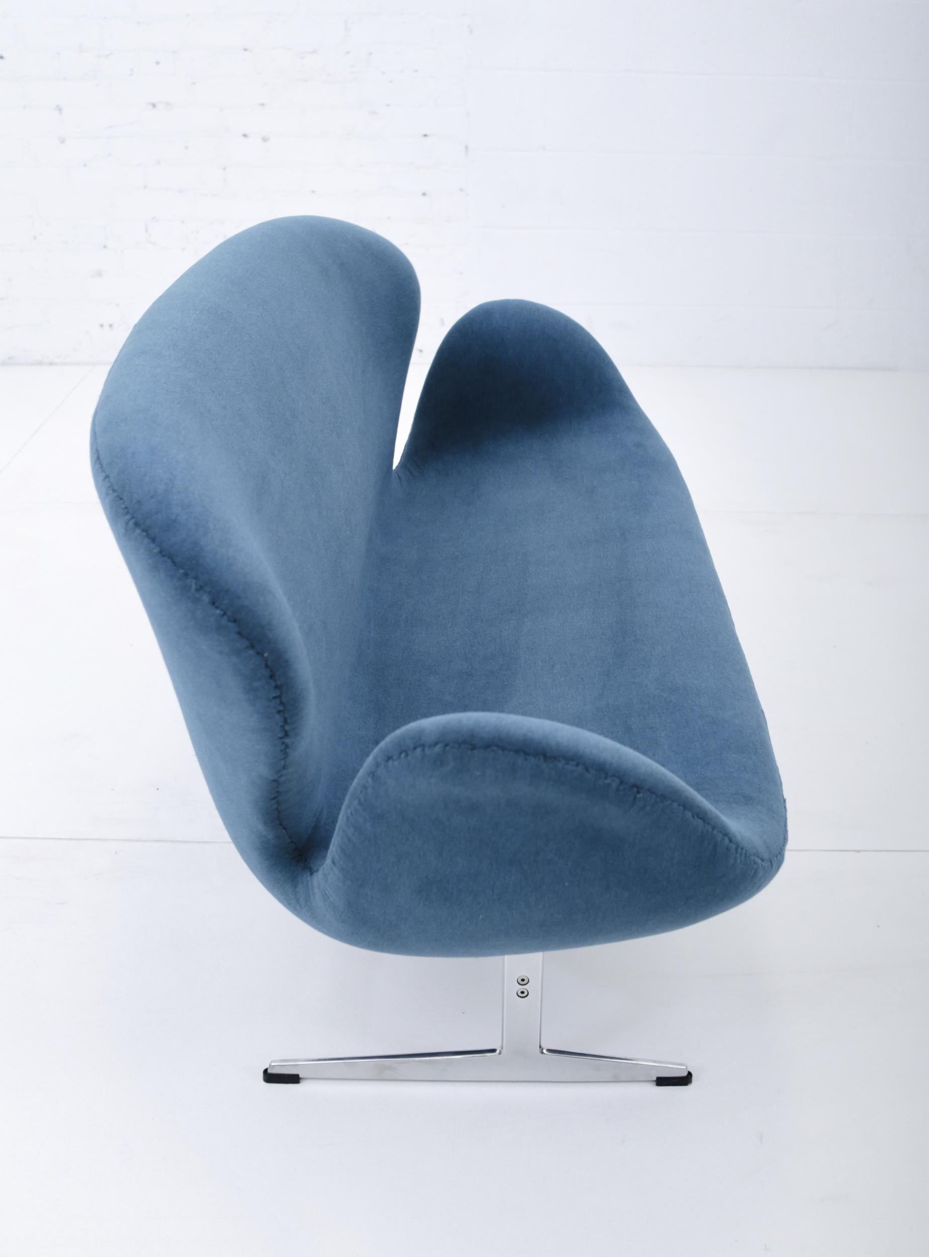 Arne Jacobsen Swan Sofa by Fritz Hansen 2