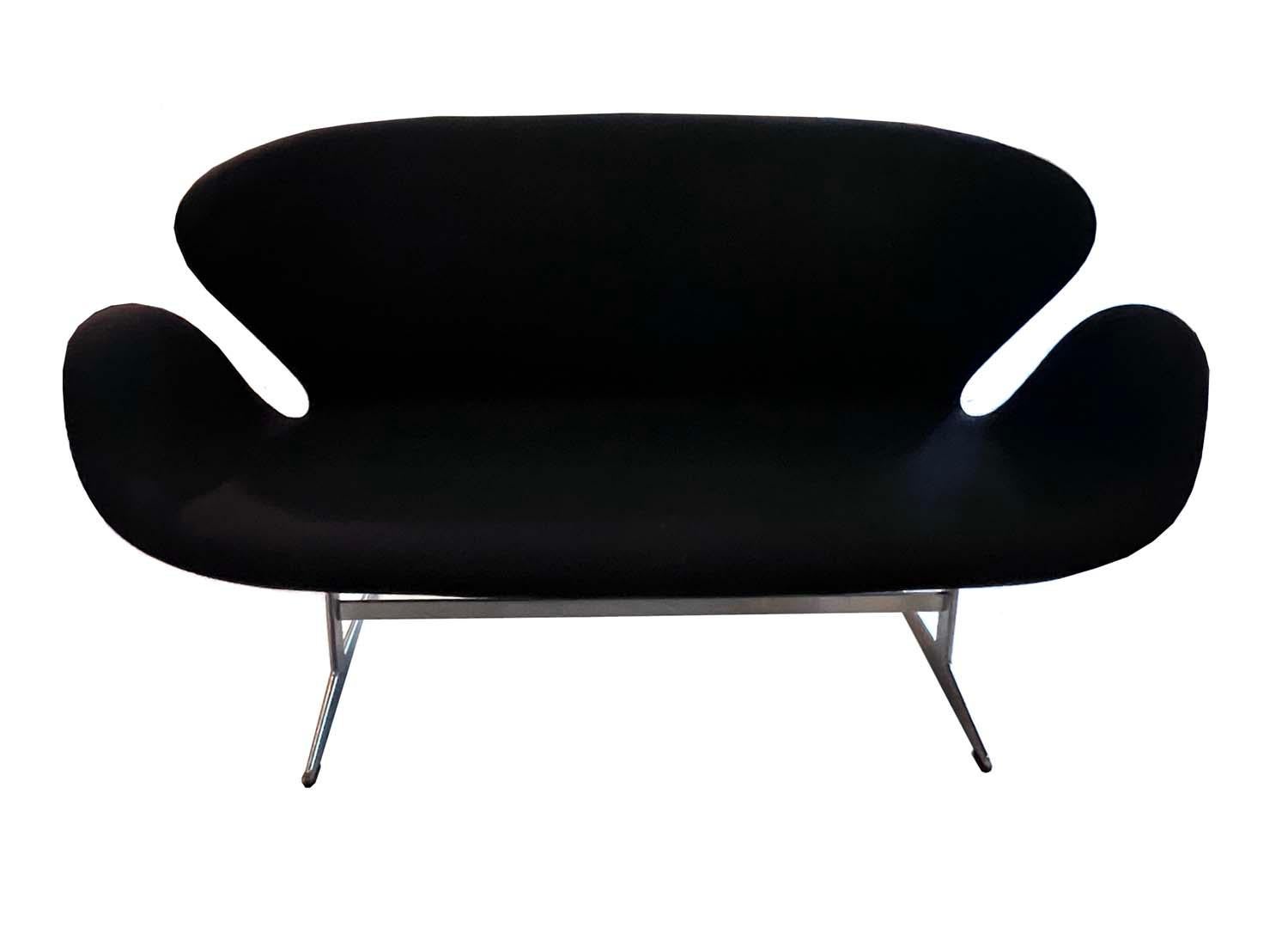 Arne Jacobsen 'Swan' Sofa for Fritz Hansen In Excellent Condition For Sale In Sag Harbor, NY