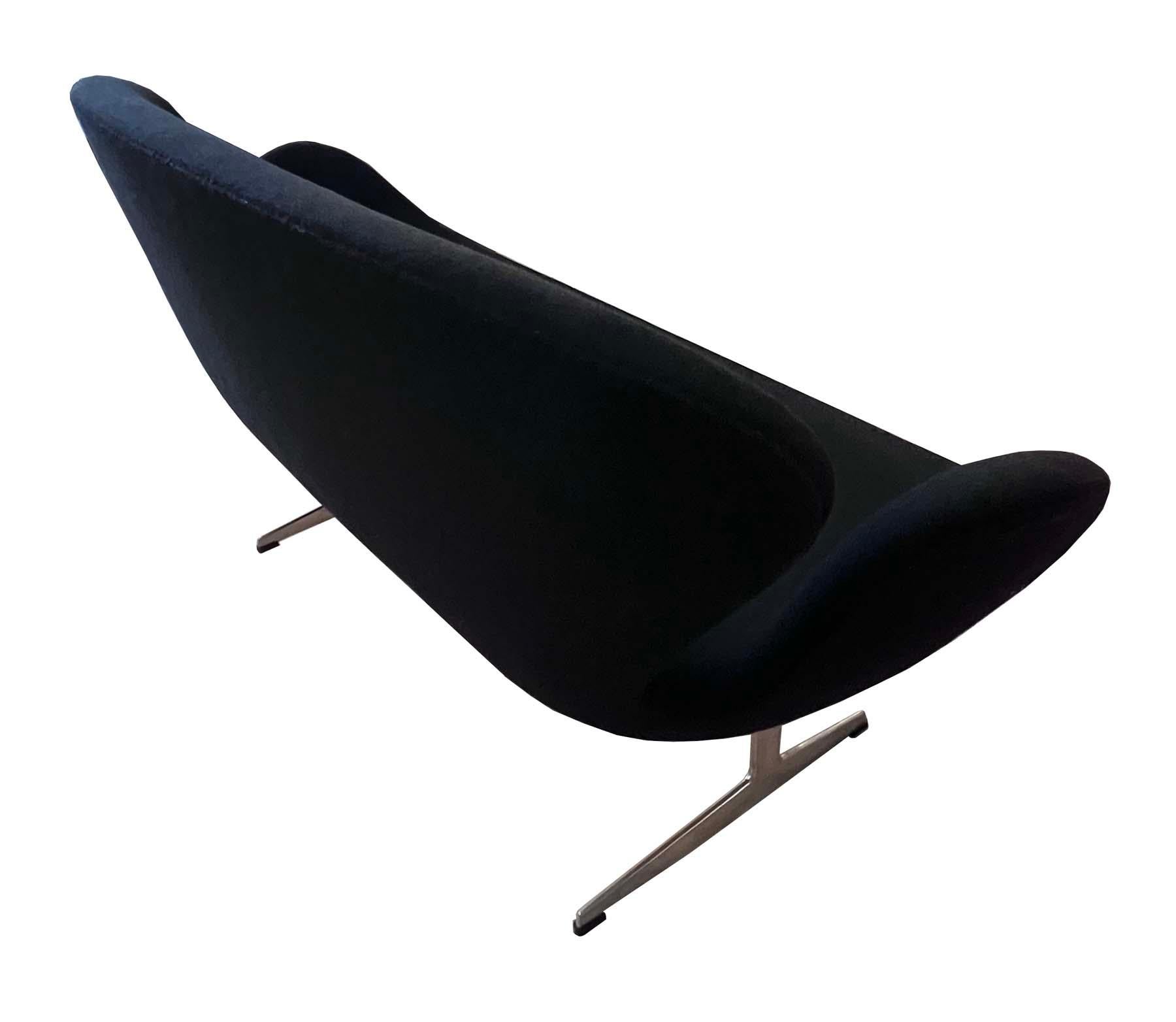 Arne Jacobsen 'Swan' Sofa for Fritz Hansen For Sale 3