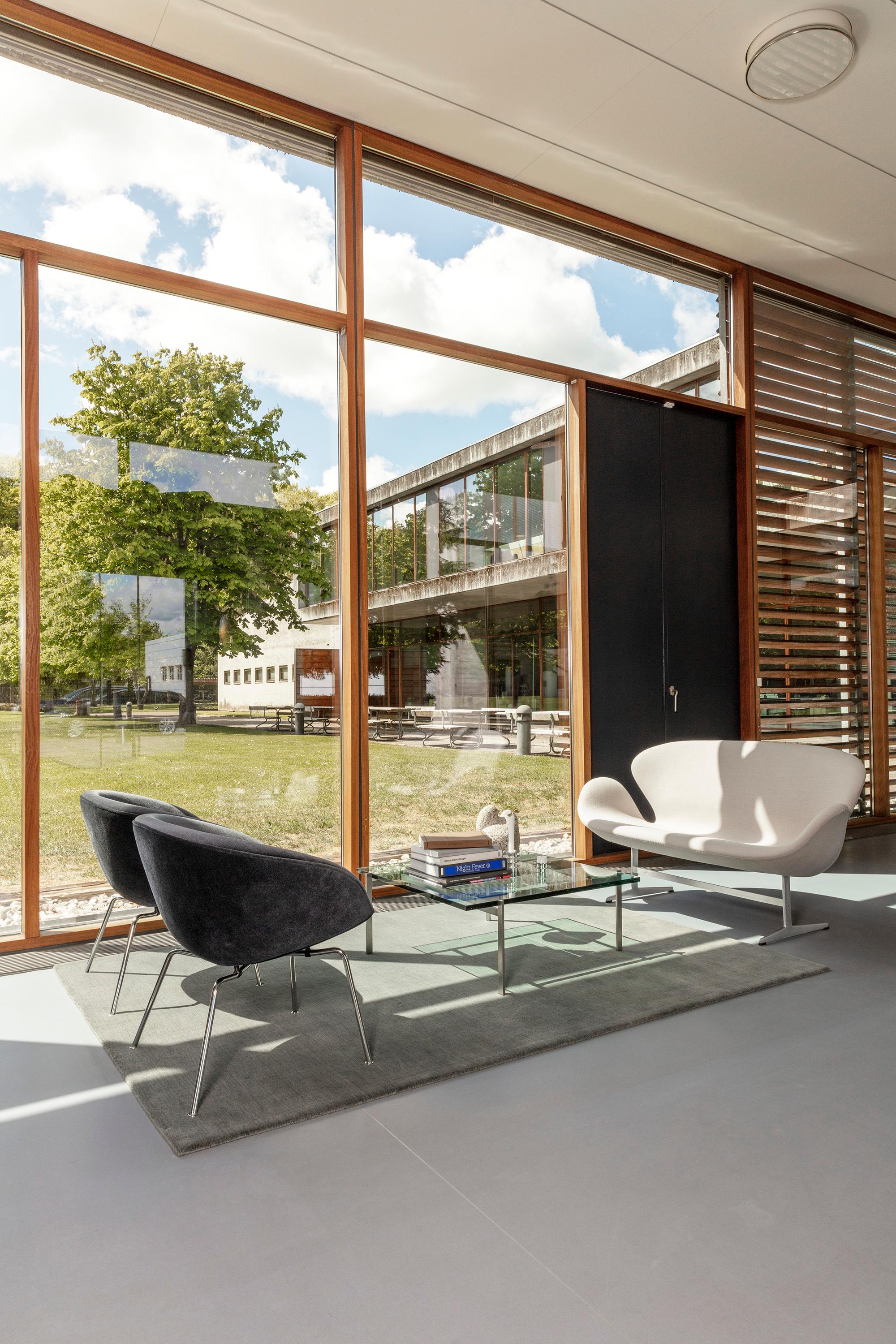 Danish Arne Jacobsen 'Swan' Sofa for Fritz Hansen in Christianshavn Fabric Upholstery For Sale