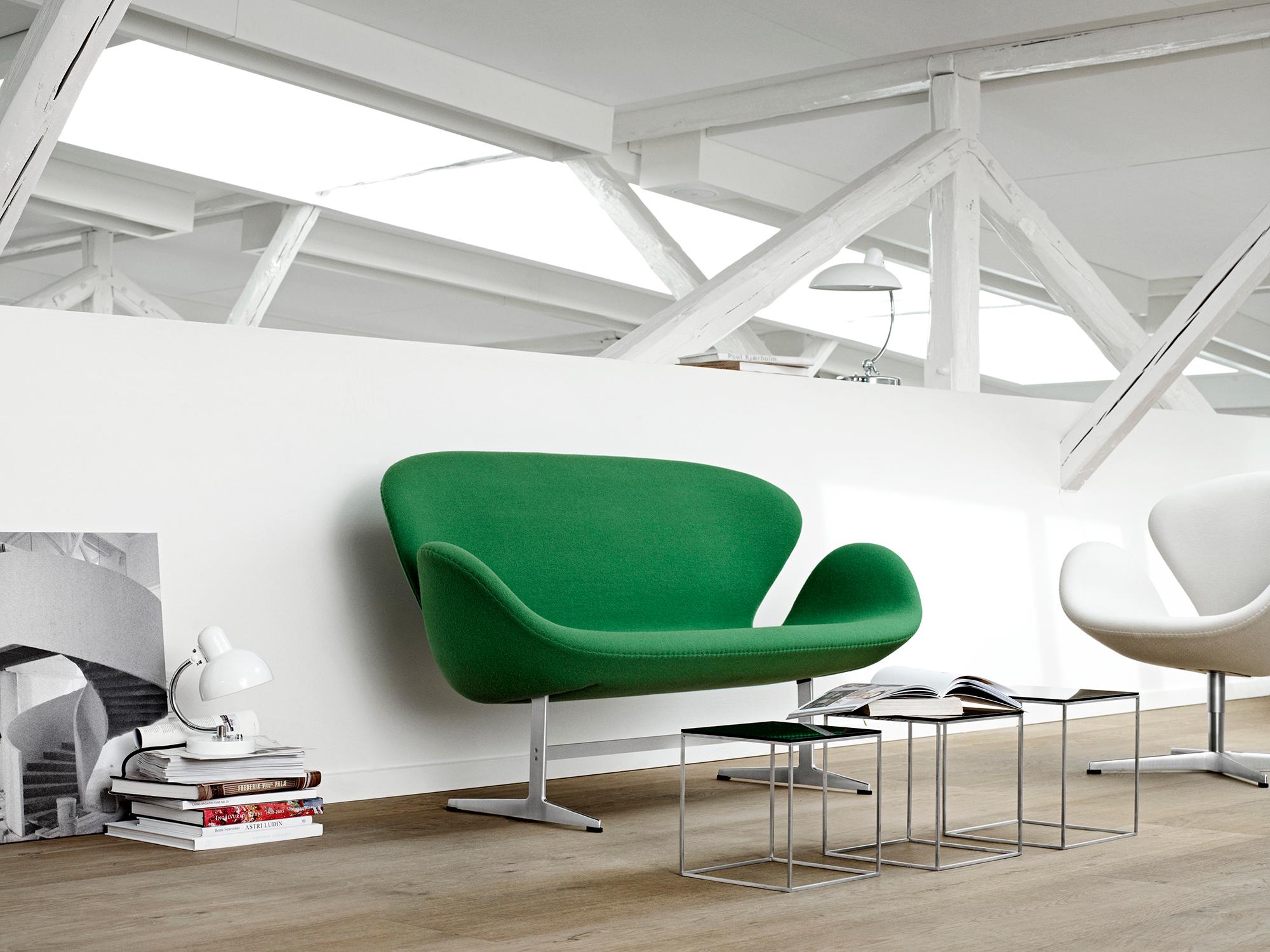Canapé 'Swan' de Arne Jacobsen pour Fritz Hansen en tissu d'ameublement (Cat. 1).

Fondée en 1872, la société Fritz Hansen est devenue synonyme de design danois légendaire. Alliant un savoir-faire intemporel à un souci de durabilité, les rééditions