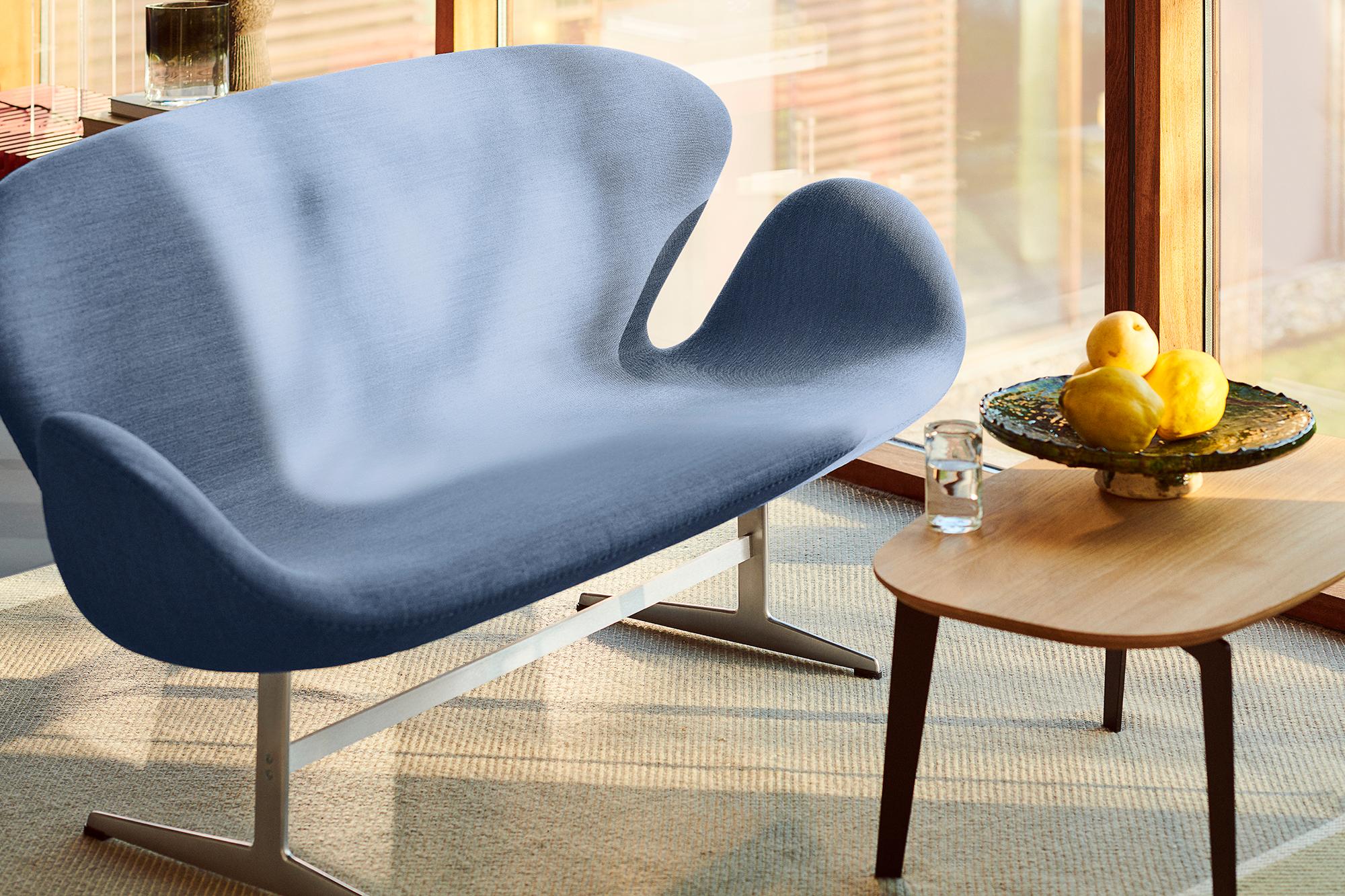 Scandinavian Modern Arne Jacobsen 'Swan' Sofa for Fritz Hansen in Fabric Upholstery (Cat. 1) For Sale