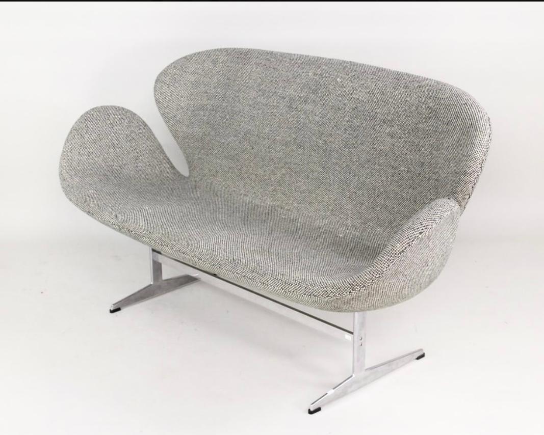  Original Vintage Arne Jacobsen 'Swan' Sofa for Fritz Hansen in grey wool Fabric Upholstery .. Nice original condition. Classic modernist design. Hand delivery avail to New york City or anywhere en route from Buffalo NY



The 'Swan' sofa has