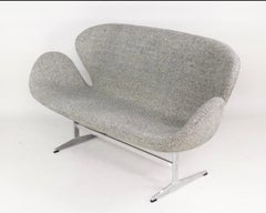 Arne Jacobsen 'Swan' Sofa for Fritz Hansen in Fabric Upholstery/ Classic Modern