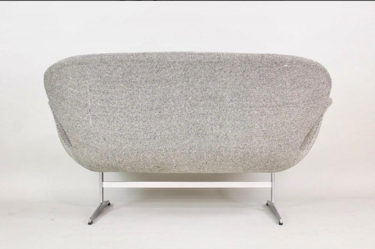 Mid-Century Modern Arne Jacobsen 'Swan' Sofa for Fritz Hansen in Fabric Upholstery/ Classic Modern