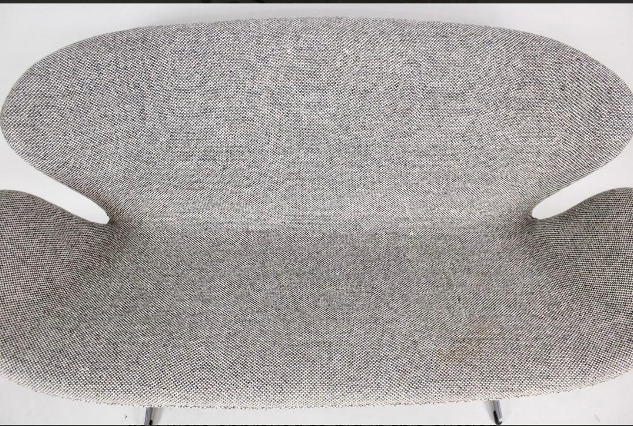 Cast Arne Jacobsen 'Swan' Sofa for Fritz Hansen in Fabric Upholstery/ Classic Modern