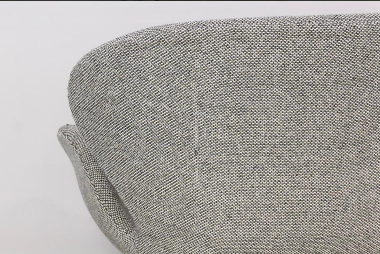 Arne Jacobsen 'Swan' Sofa for Fritz Hansen in Fabric Upholstery/ Classic Modern In Good Condition In Buffalo, NY