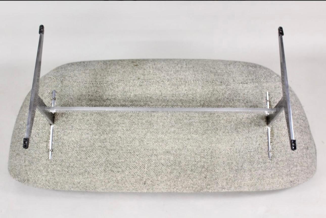 Mid-20th Century Arne Jacobsen 'Swan' Sofa for Fritz Hansen in Fabric Upholstery/ Classic Modern