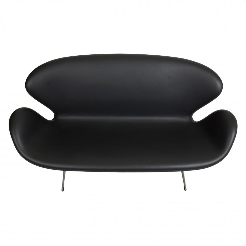 Arne Jacobsen Swan sofa from 2001, the sofa has later been reupholstered 1 year ago. The sofa appears in good condition, with minimal signs of use.