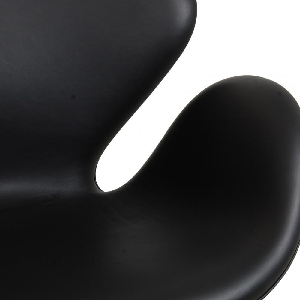 Arne Jacobsen Schwan-Sofa aus schwarzem Leder (Skandinavische Moderne) im Angebot