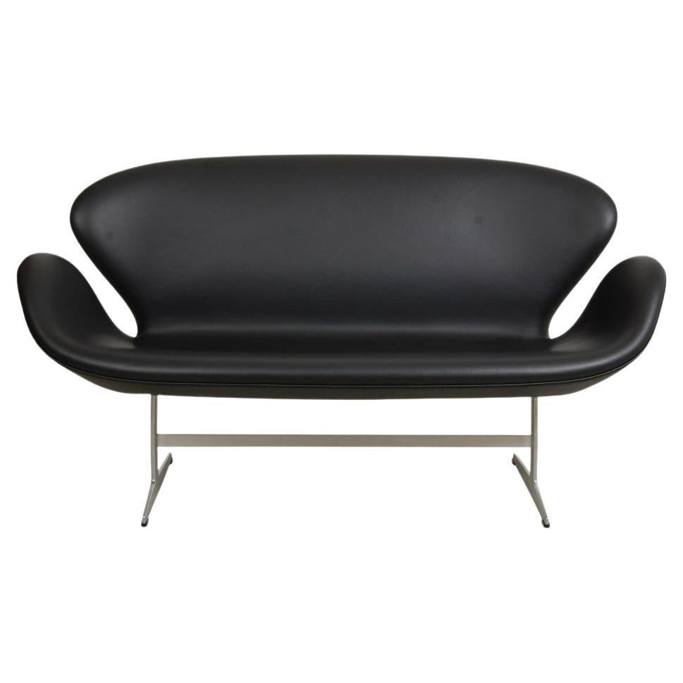 Arne Jacobsen Swan Sofa in Black Leather For Sale