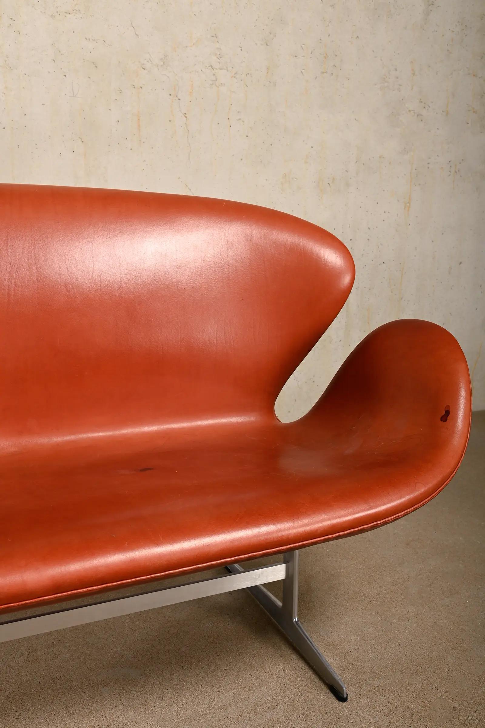 Arne Jacobsen Swan Sofa in Grace Walnut Leather for Fritz Hansen, Denmark 1958 For Sale 3