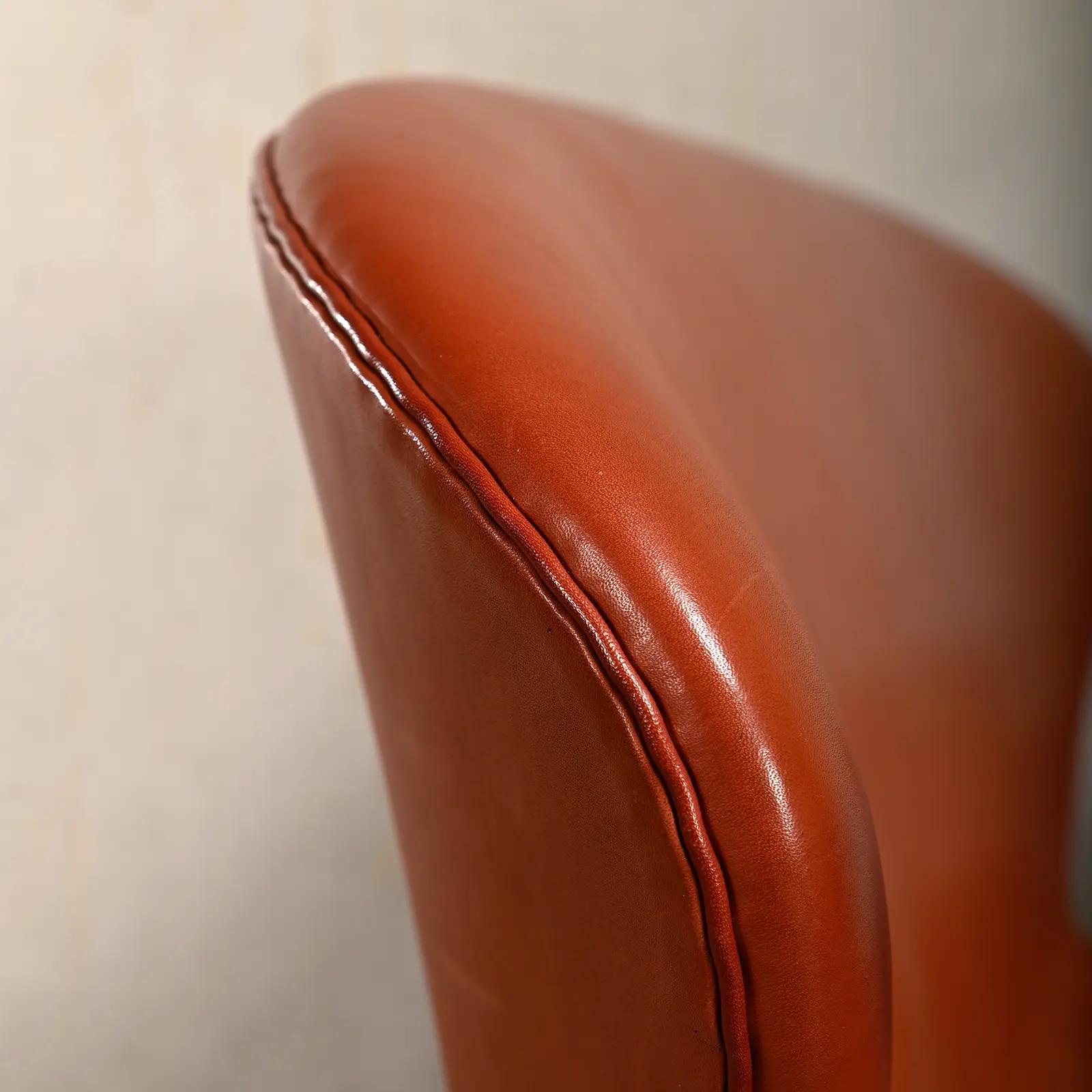Arne Jacobsen Swan Sofa in Grace Walnussleder für Fritz Hansen, Dänemark 1958 im Angebot 11