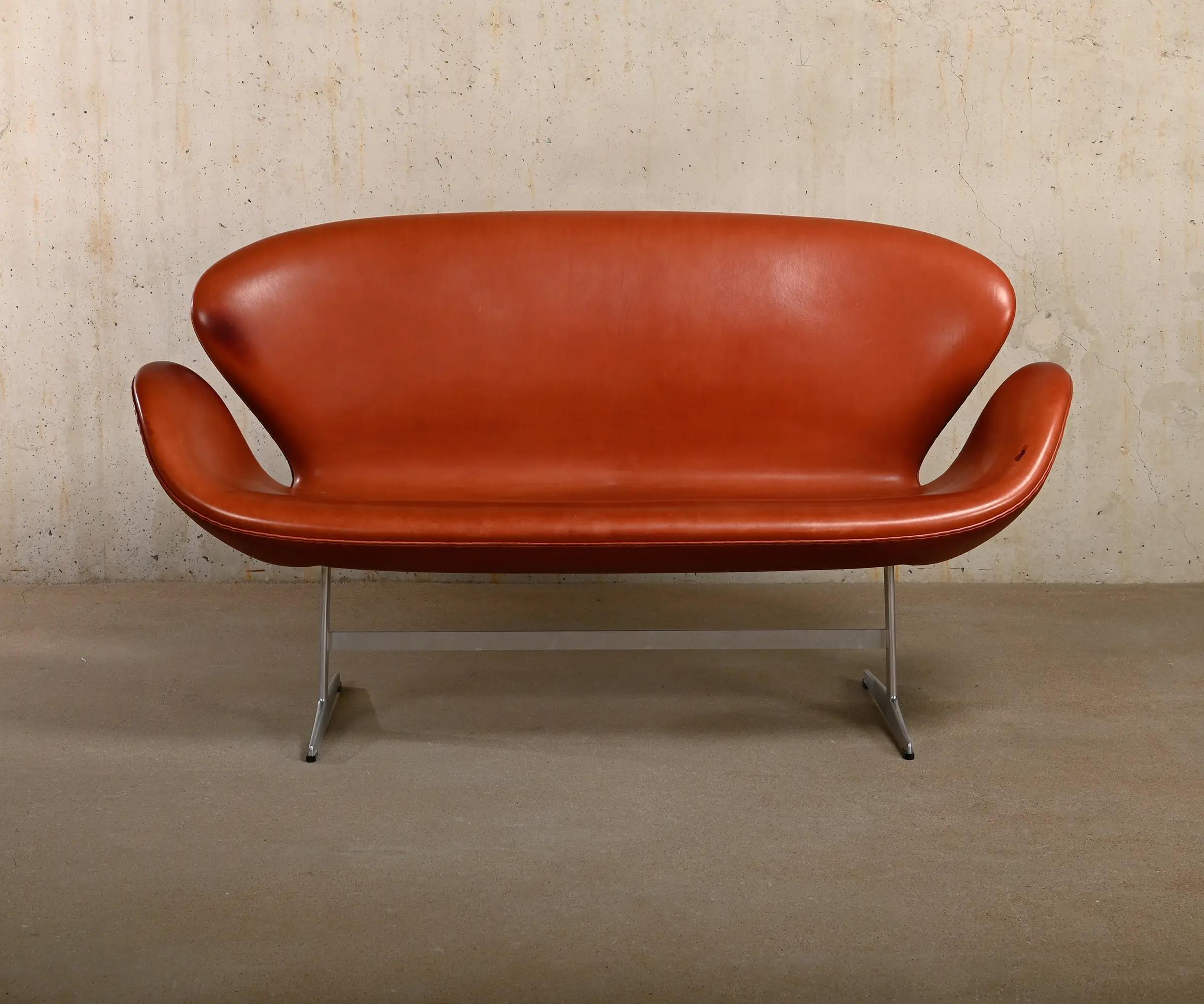 Iconic design from 1958 by Arne Jacobsen for the SAS Royal Hotel in Copenhagen Denmark (known now as the Radisson Blu Royal Hotel). This (re-)edition of the Swan Sofa (Model 3321) was manufactured by Fritz Hansen in 2007 and remains faithful to the