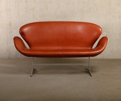 Sofá Cisne de Arne Jacobsen en piel de nogal Grace para Fritz Hansen, Dinamarca 1958