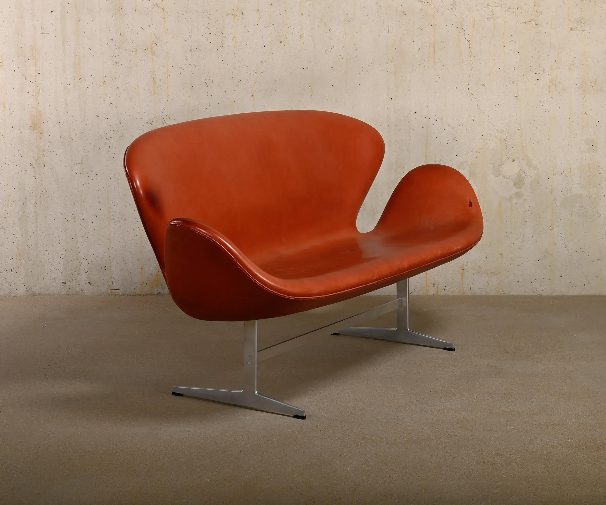 Aluminium Canapé Swan d'Arne Jacobsen en cuir de noyer pour Fritz Hansen, Danemark 1958 en vente