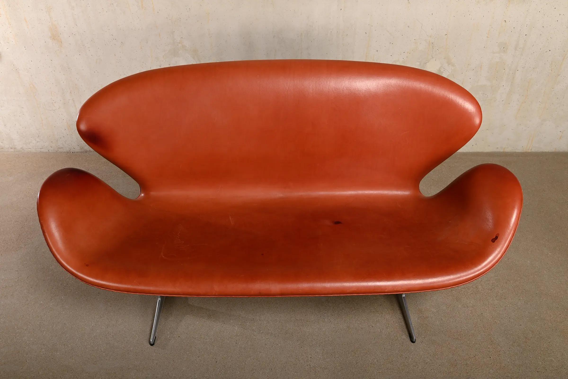 Arne Jacobsen Swan Sofa in Grace Walnut Leather for Fritz Hansen, Denmark 1958 For Sale 1
