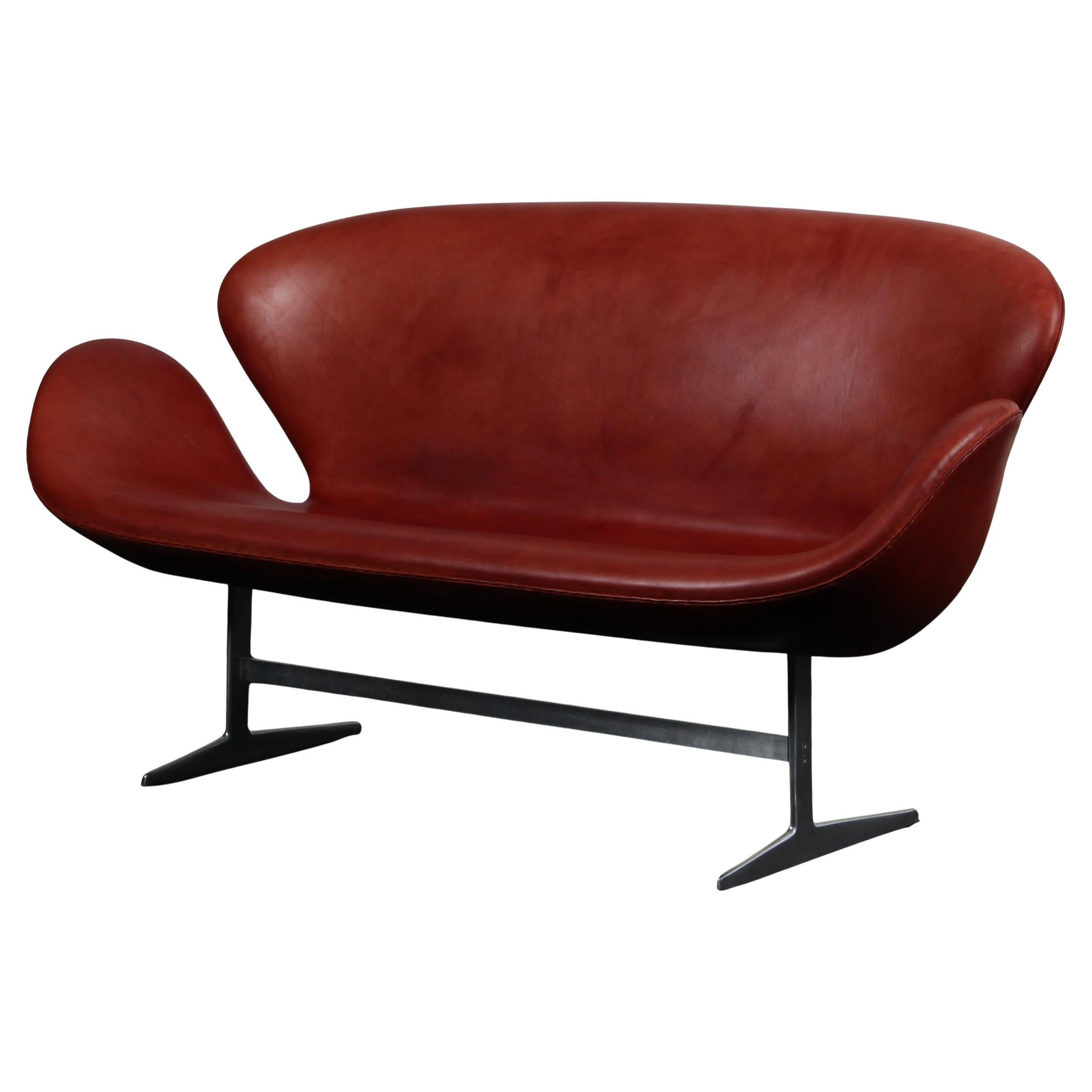 Arne Jacobsen Swan Sofa patinated full grain aniline leather. For Sale