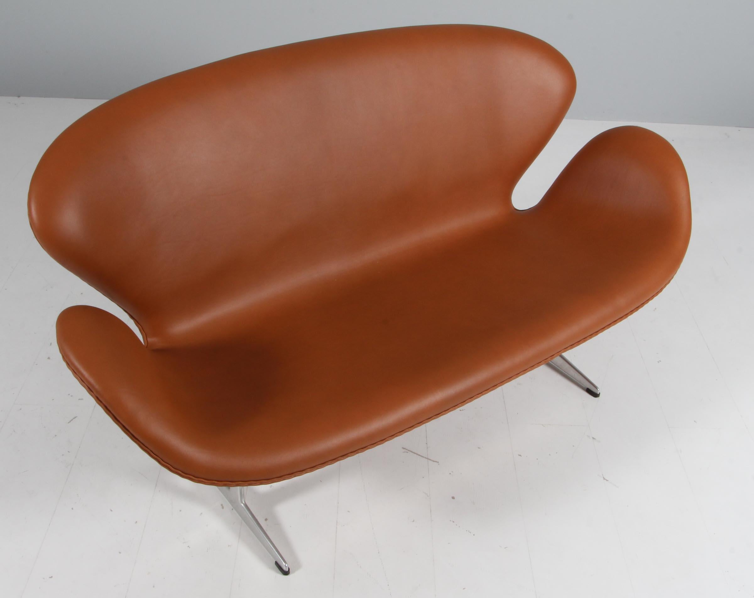 Arne Jacobsen designer 1958 pour le Grand Hôtel de Copenhague. Fabriqué par Fritz Hansen. New upholstered with walnut elegance leather (cuir élégant noyer)