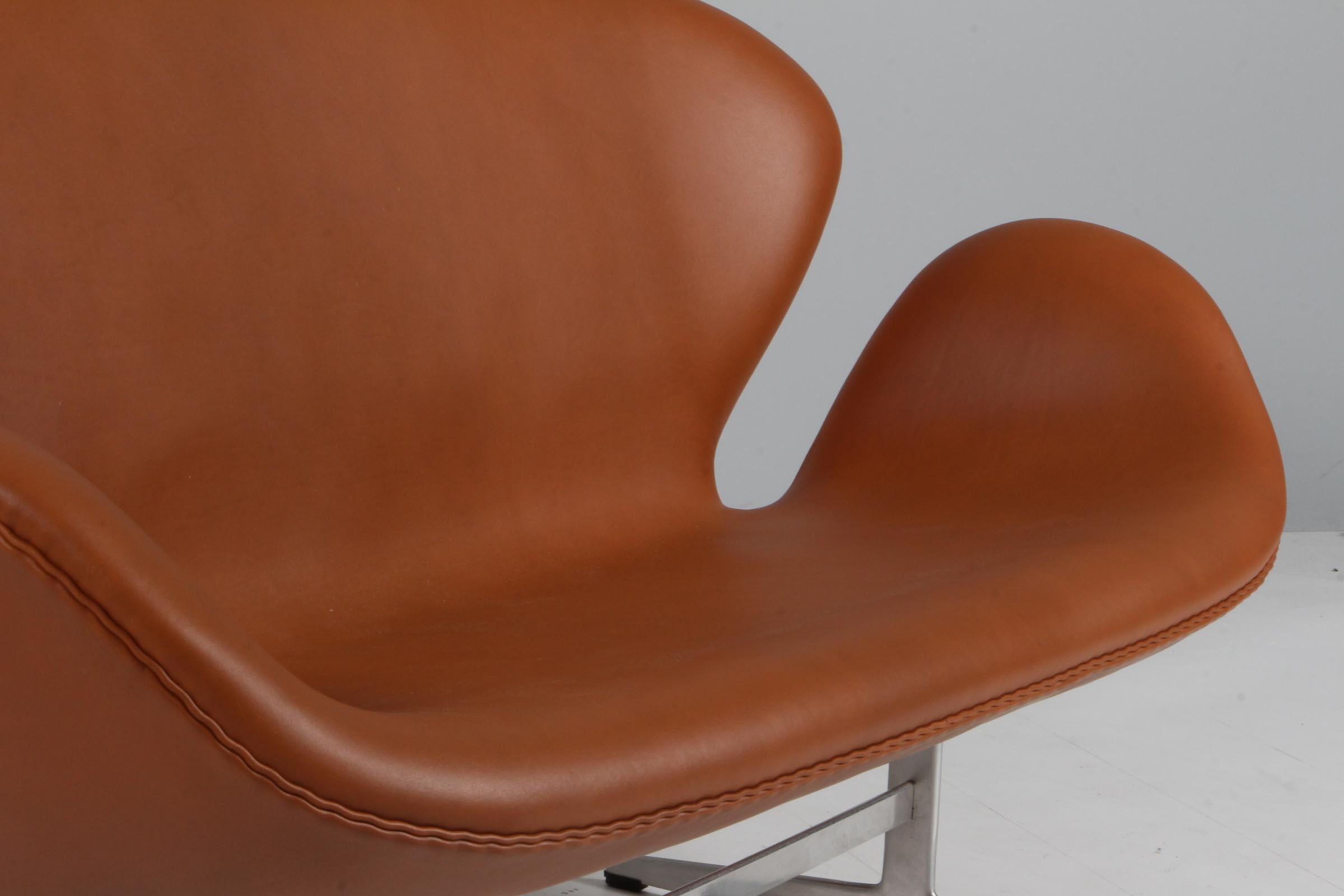 Milieu du XXe siècle Arne Jacobsen Canapé Swan noyer Elegance en vente
