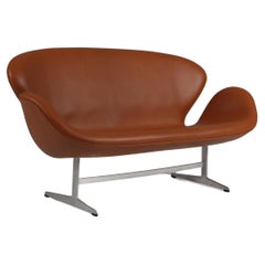 Arne Jacobsen Swan Sofa walnut elegance