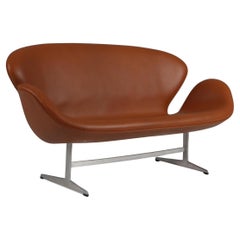 Sofá Arne Jacobsen Swan elegancia nogal