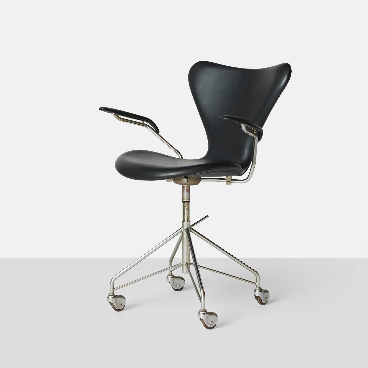 Arne Jacobsen swivel desk chair model #3217
Office chair with armrests, swivel four-star base with chromed steel feet on casters. Height-adjustable.
Designed in 1955. Produced by Fritz Hansen, model #3217. Newly reupholstered with
'Savannah'