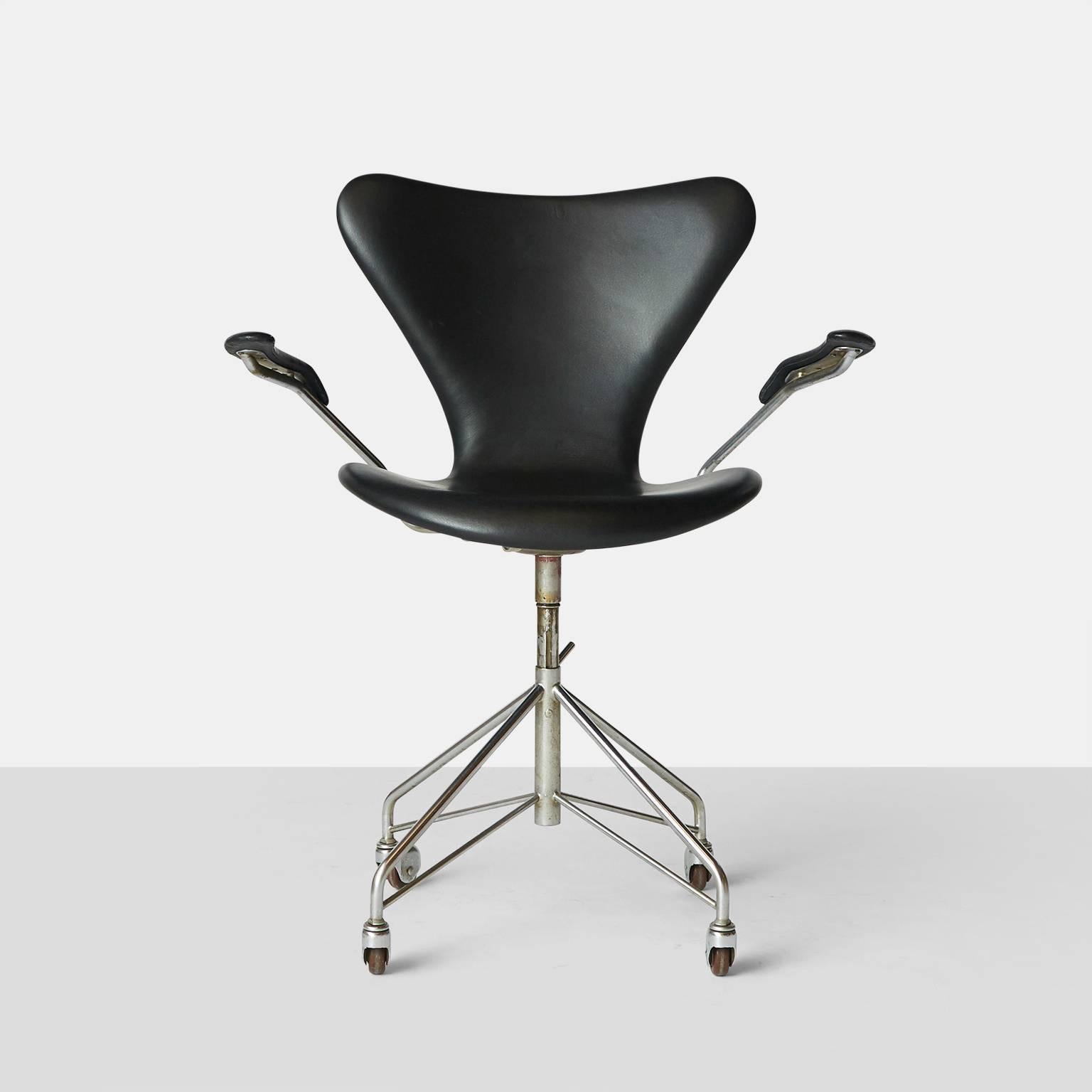 Arne Jacobsen Swivel Desk Chair Model 3217 For Sale at 1stdibs