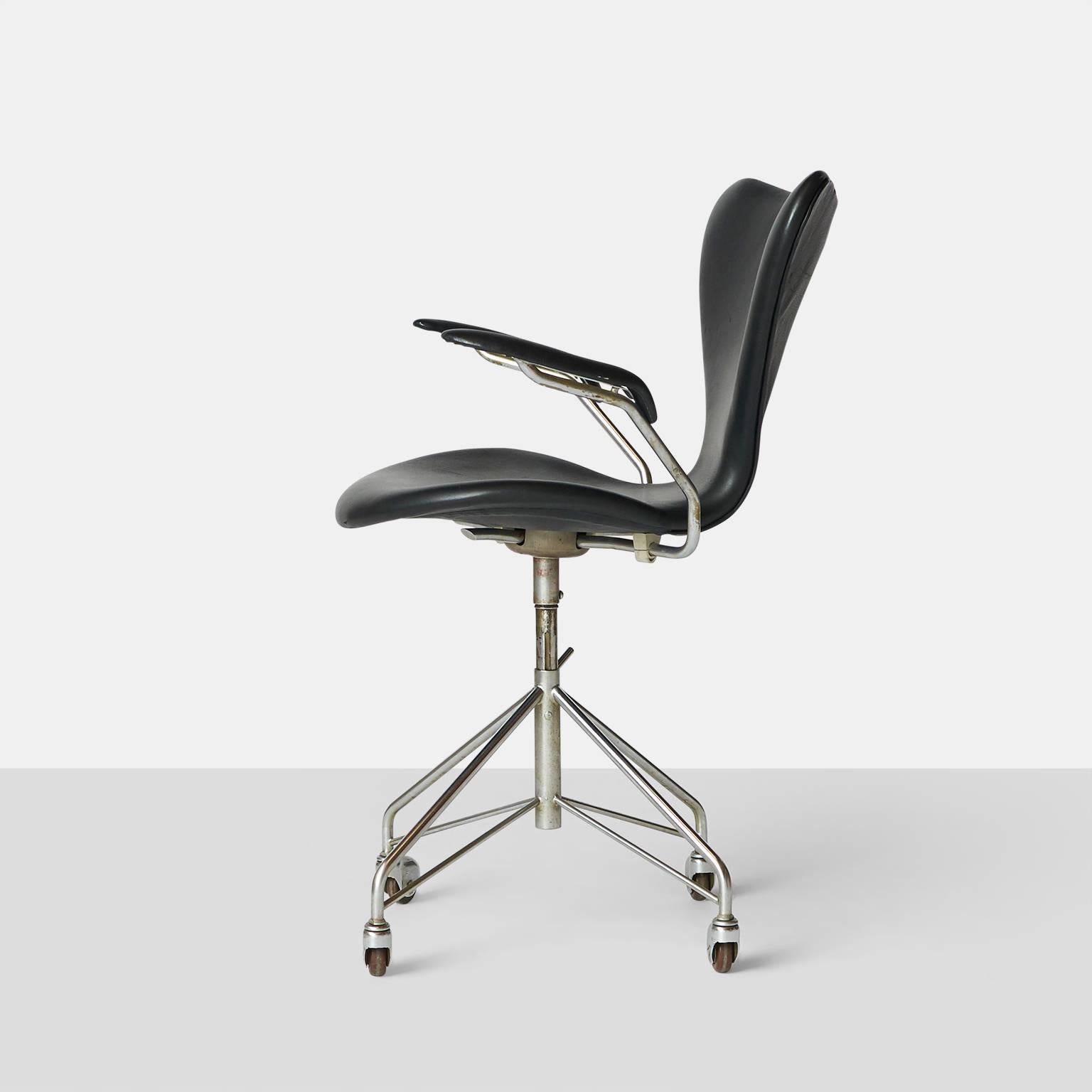 Arne Jacobsen Swivel Desk Chair Model 3217 For Sale at 1stdibs