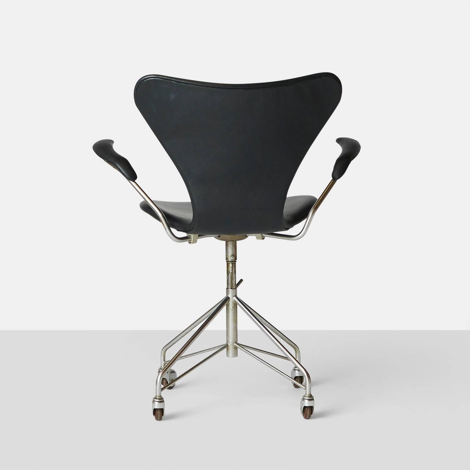 Arne Jacobsen Swivel Desk Chair Model 3217 For Sale at 1stdibs