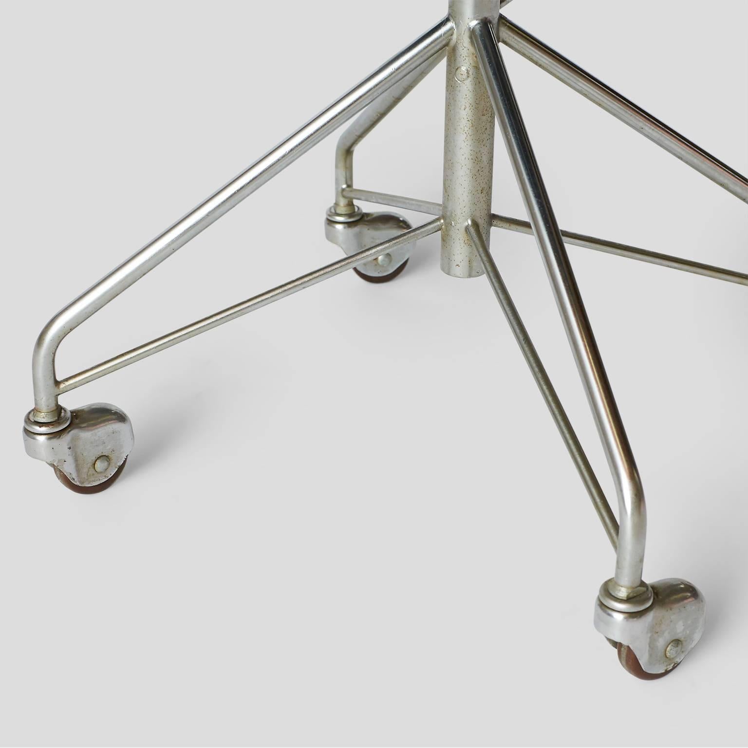 Arne Jacobsen Swivel Desk Chair Model #3217 In Good Condition In San Francisco, CA