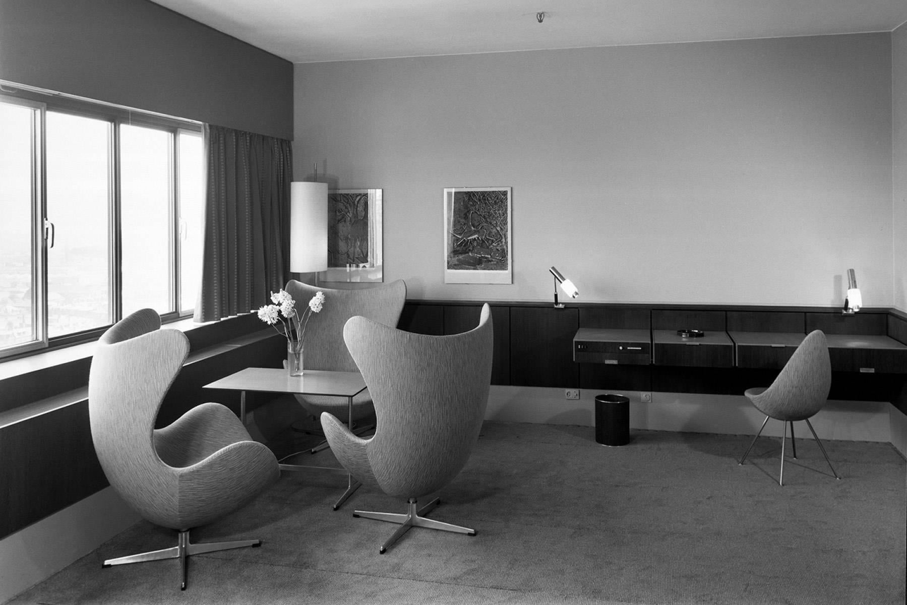 Arne Jacobsen Table in Blue Formica for Iconic SAS Royal Hotel, 1950's In Good Condition In Copenhagen, DK
