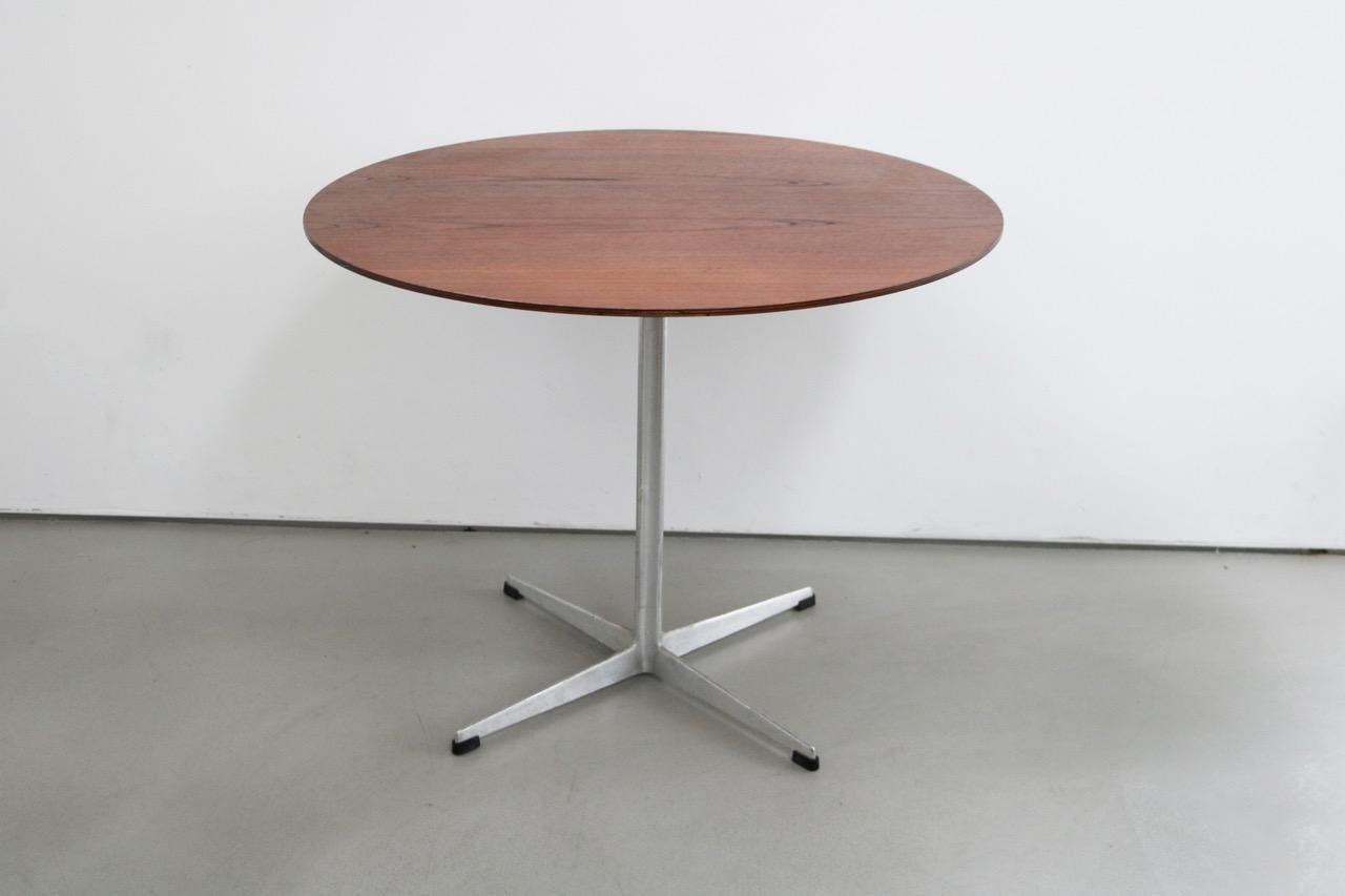 Arne Jacobsen teak coffee table or low dining table for Fritz Hansen, 1960s. Good vintage condition with slight signs of use .
  