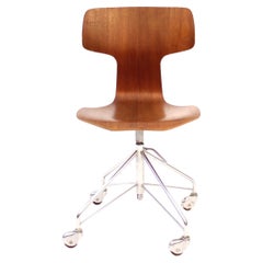 Arne Jacobsen, Schreibtischstuhl aus Teakholz „T-Sessel, Modell 3113, Fritz Hansen, 1963