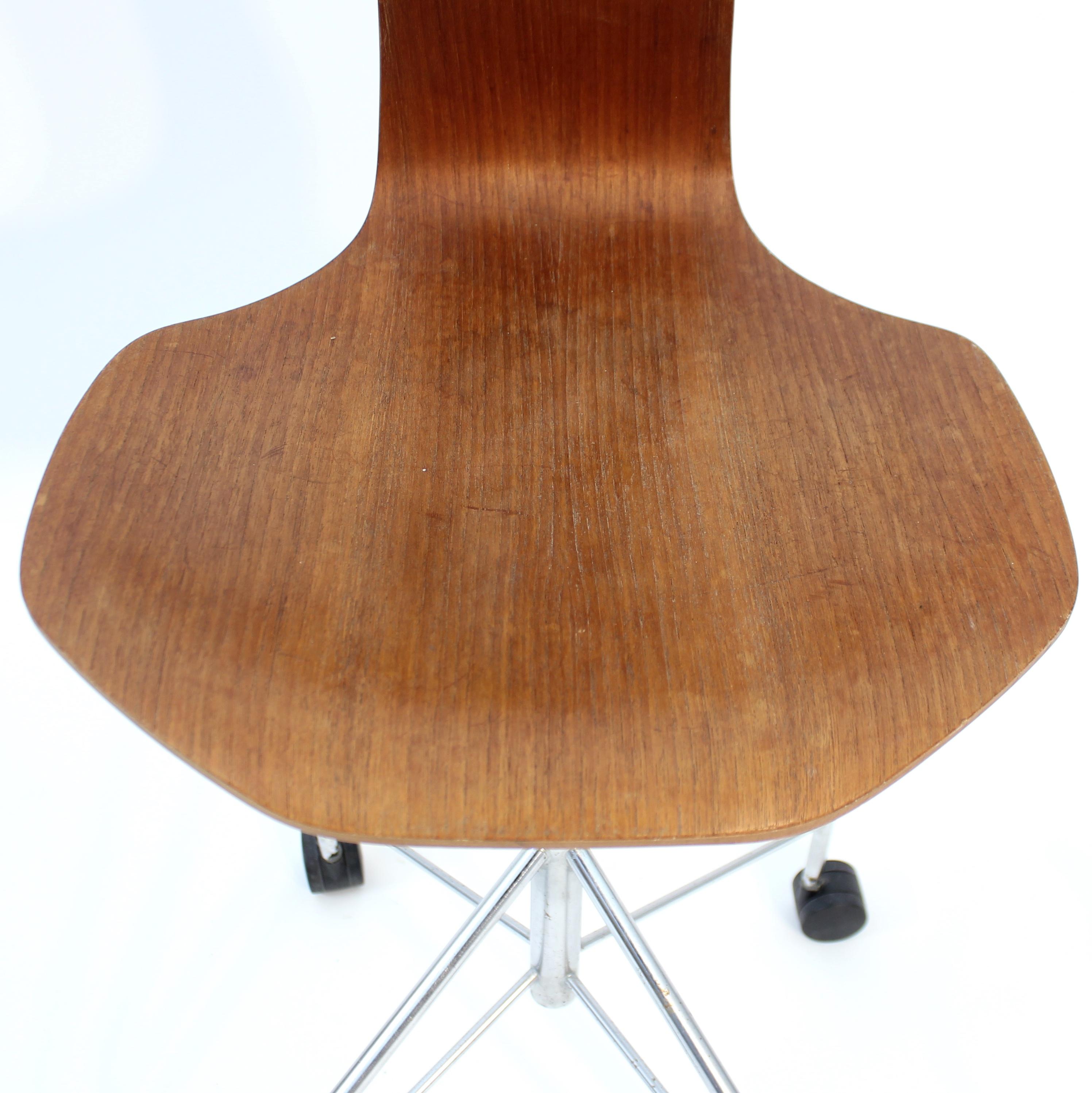 Arne Jacobsen, teak swivel desk chair 
