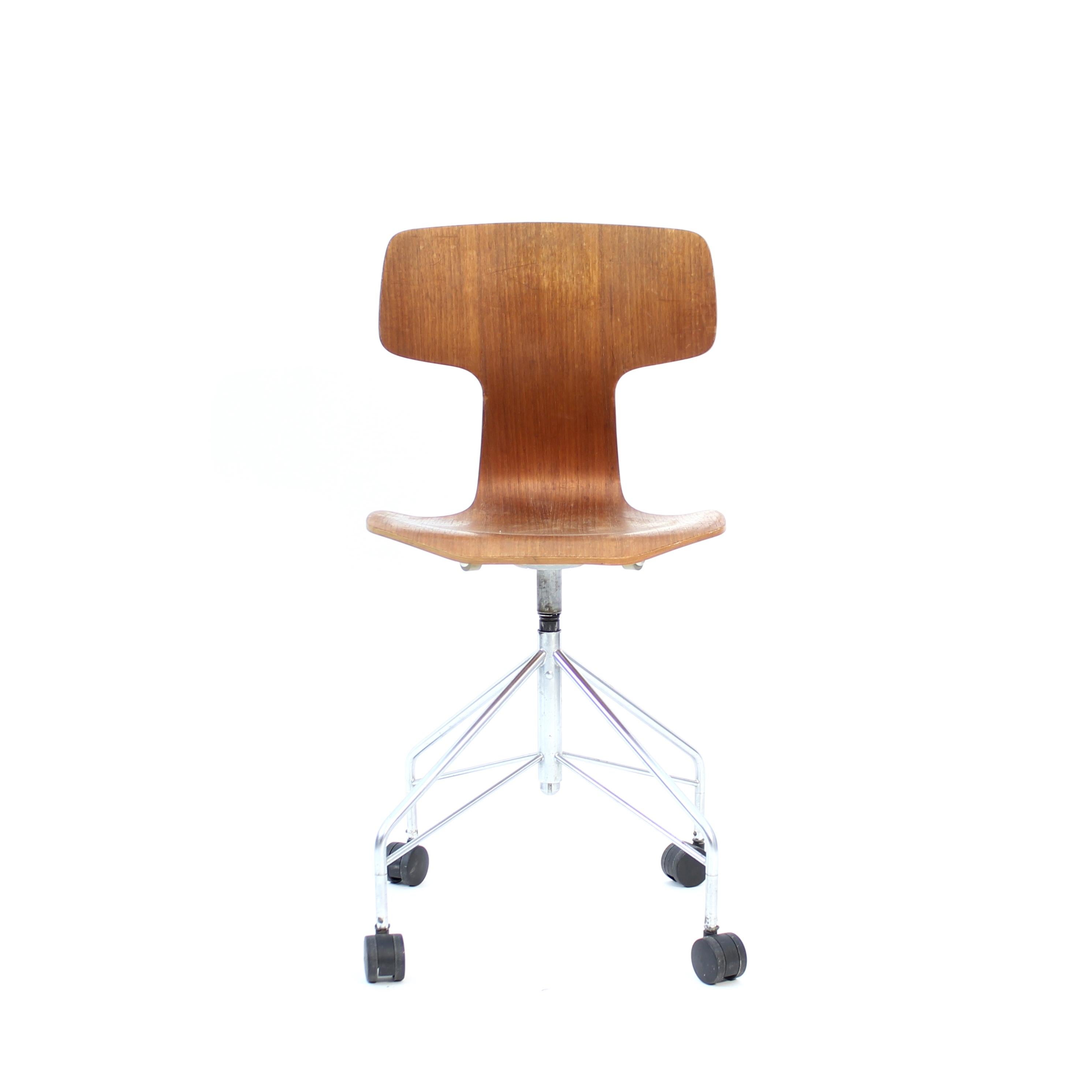 The height adjustable and swivel T-chair, or model 3103, was designed by Arne Jacobsen back in 1957 and was developed in collaboration with the danish doctor and professor Eigill Snorrason in 1957. Snorrason was a bit critical about the earlier bent