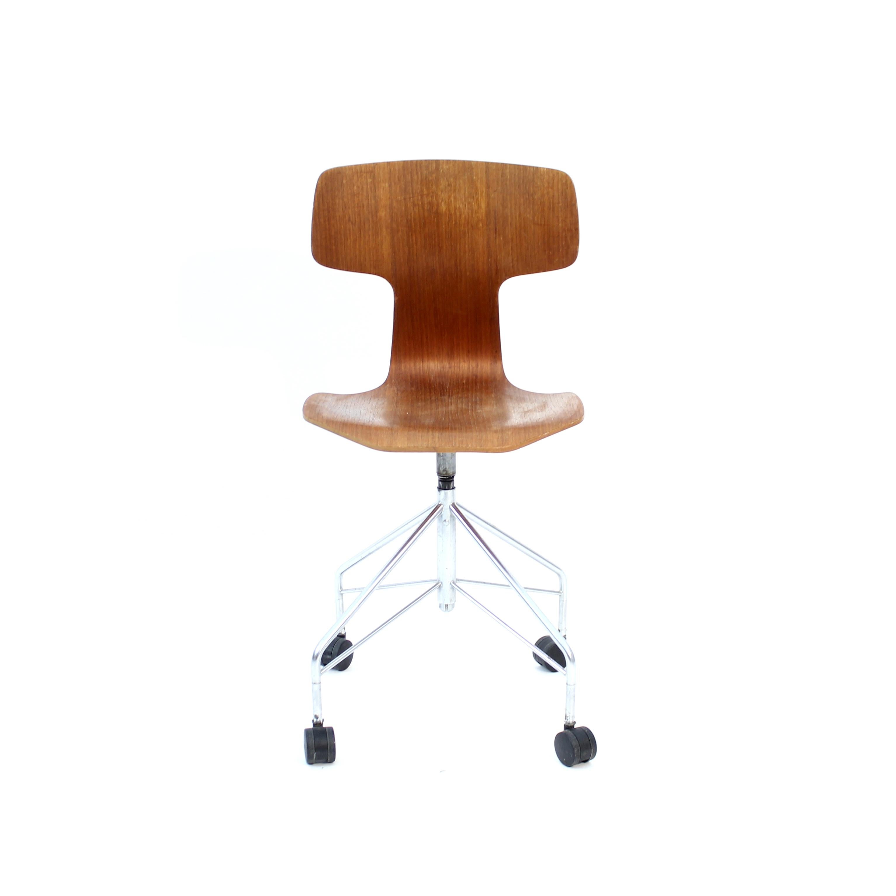Scandinavian Modern Arne Jacobsen, teak swivel desk chair 