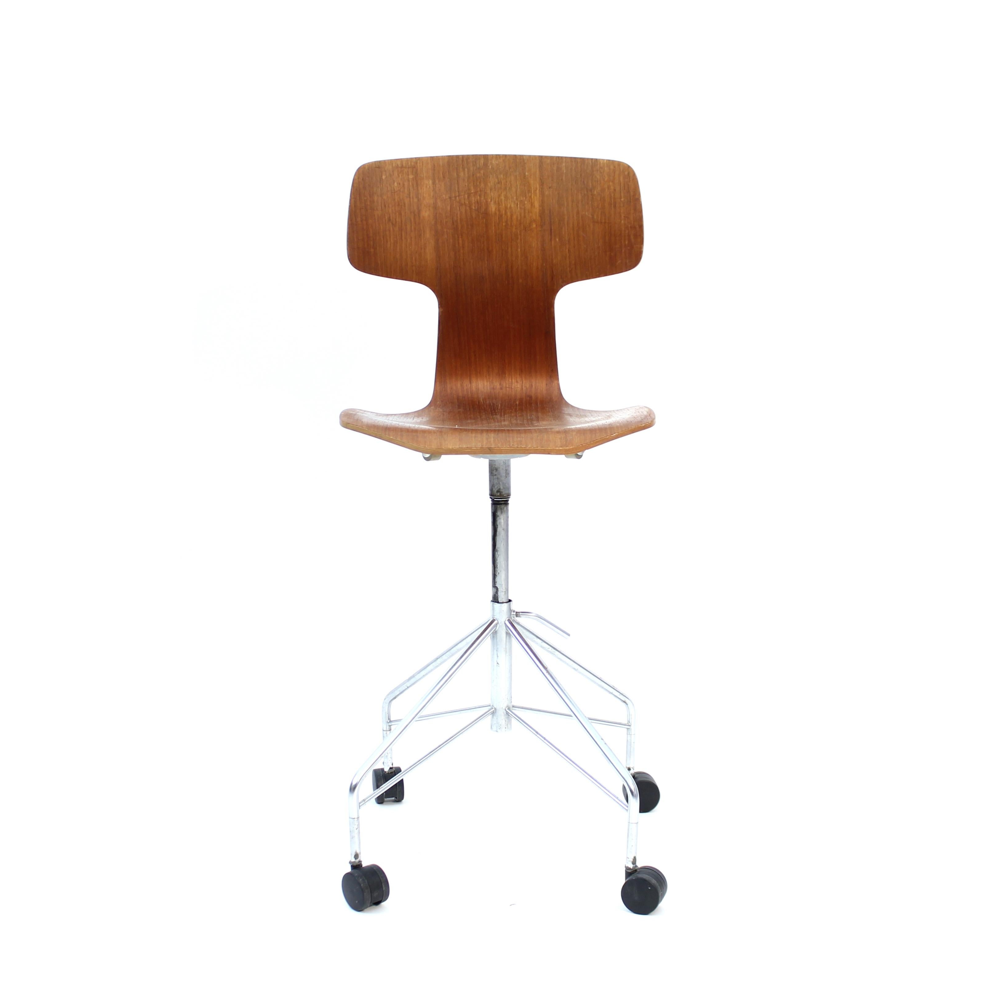 Arne Jacobsen, teak swivel desk chair 
