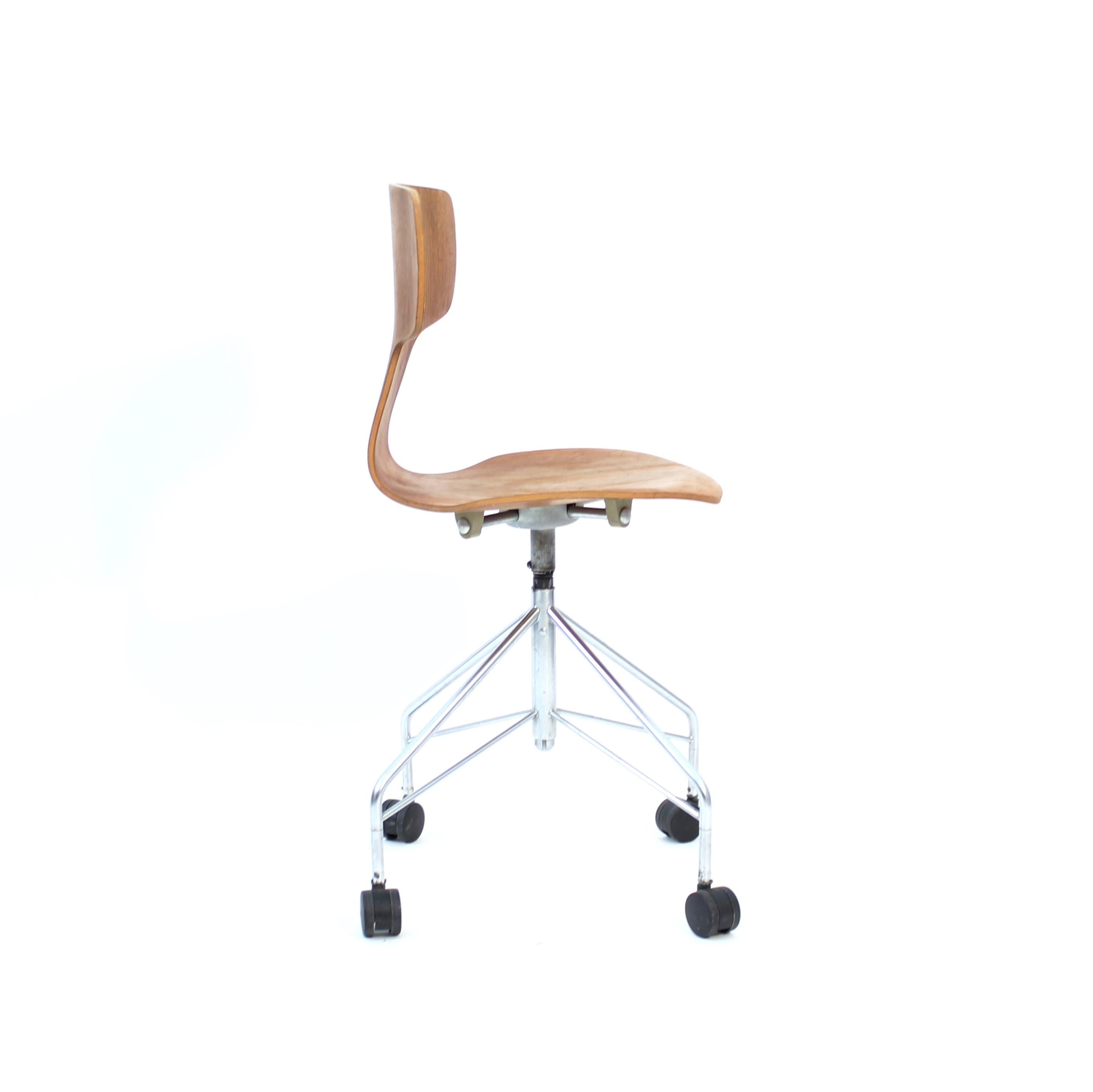 Metal Arne Jacobsen, teak swivel desk chair 